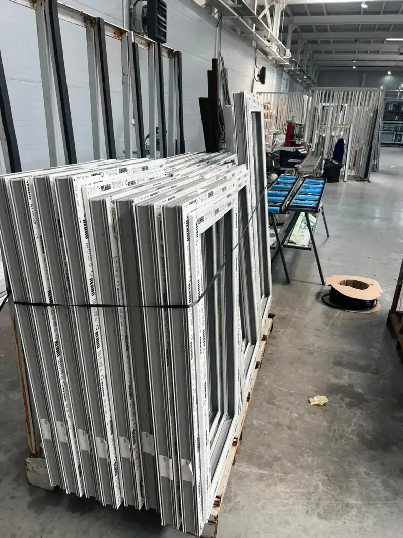 Telai per serramenti in PVC in reparto di produzione
